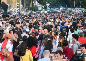 Gürcüstanda aksiyaçılar “Xarici təsirin şəffaflığı haqqında” qanun layihəsinə etiraz üçün meydana toplaşırlar