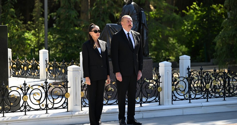 Президент Ильхам Алиев и первая леди Мехрибан Алиева посетили могилу общенационального лидера Гейдара Алиева