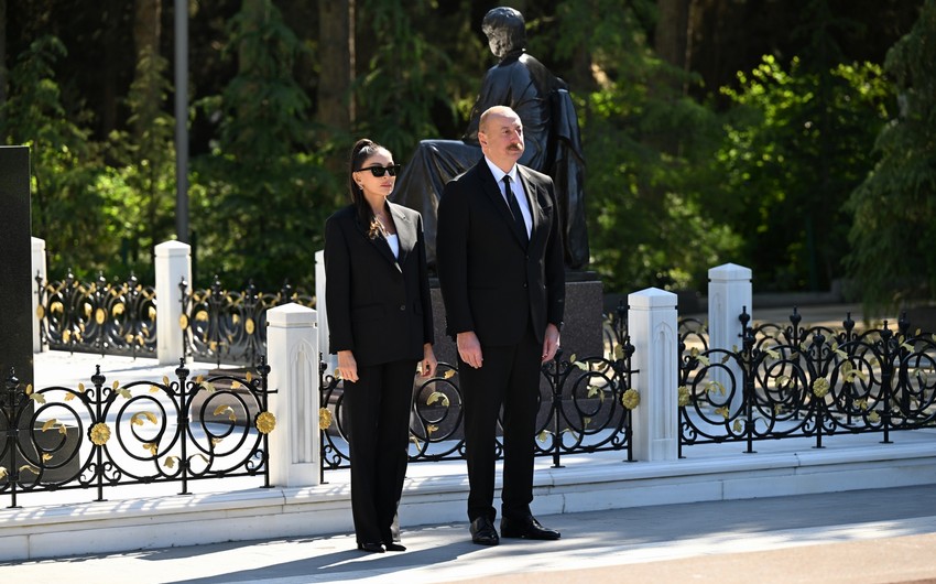 President Ilham Aliyev and First Lady Mehriban Aliyeva visit tomb of National Leader Heydar Aliyev in Alley of Honors