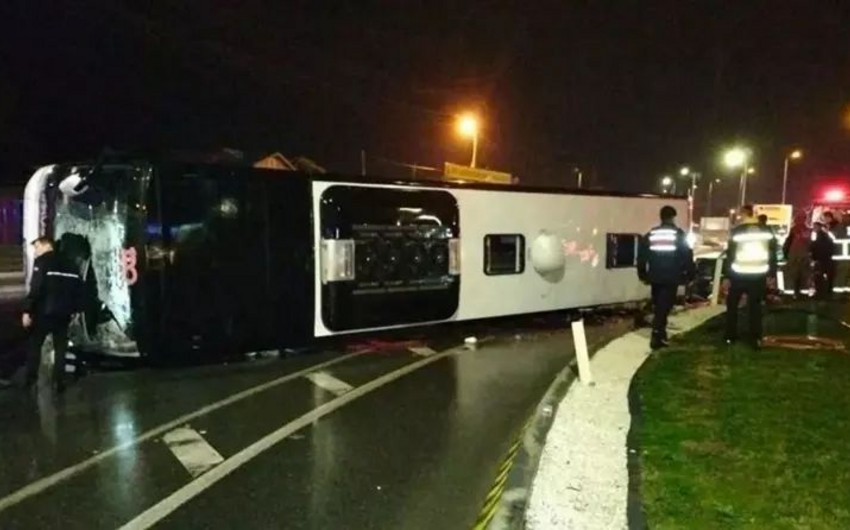 1 dead, 20 injured in bus crash in Türkiye