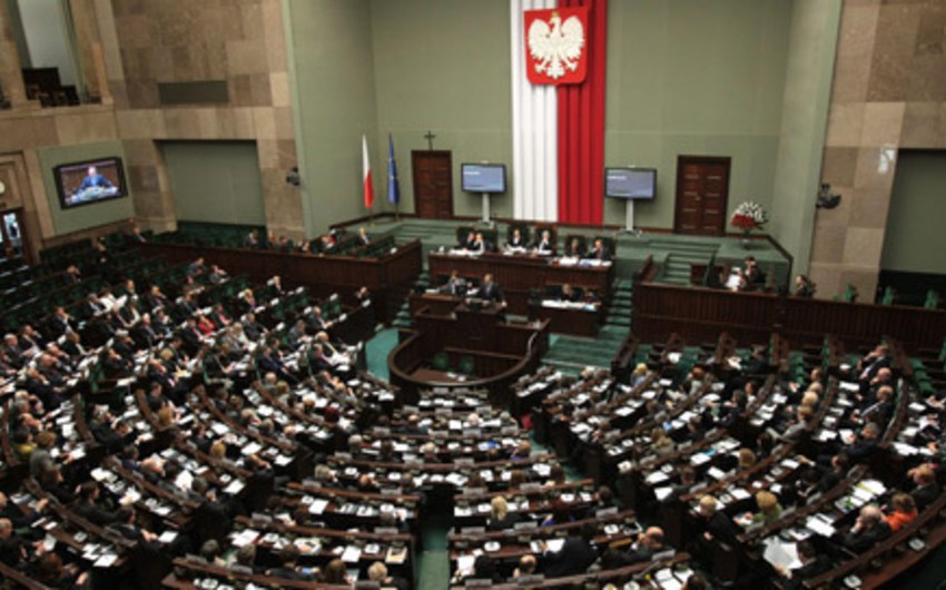 В сейм Польши проходят пять партий, лидирует партия Качиньского