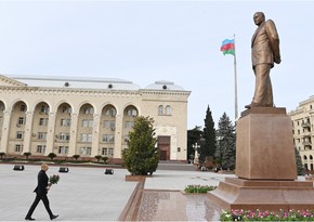 Президент Ильхам Алиев посетил памятник общенациональному лидеру Гейдару Алиеву в Гяндже