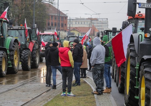 Глава МВД Польши: Протестующих фермеров на тракторах не пустят в Варшаву