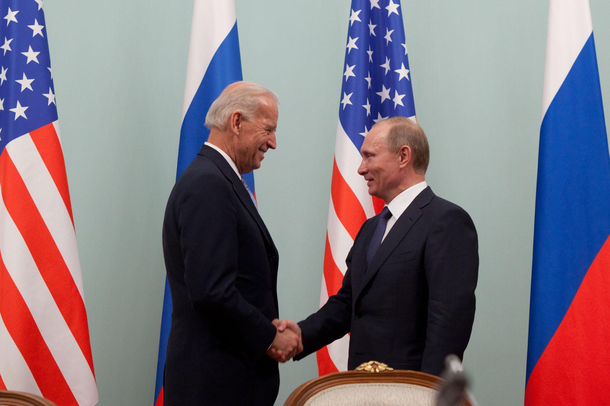 Cozef Bayden və Vladimir Putin 