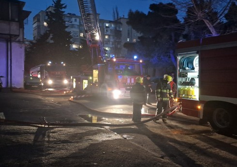 Пожар в многоэтажном жилом доме в Баку потушен