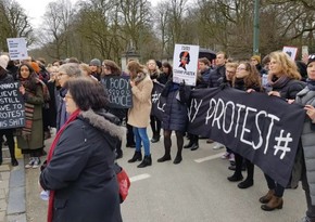 Сторонники абортов проводят уличную акцию протеста в Варшаве