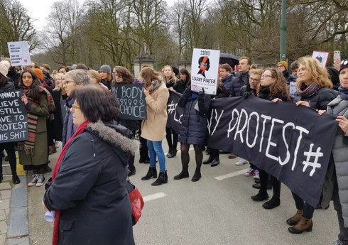 Сторонники абортов проводят уличную акцию протеста в Варшаве