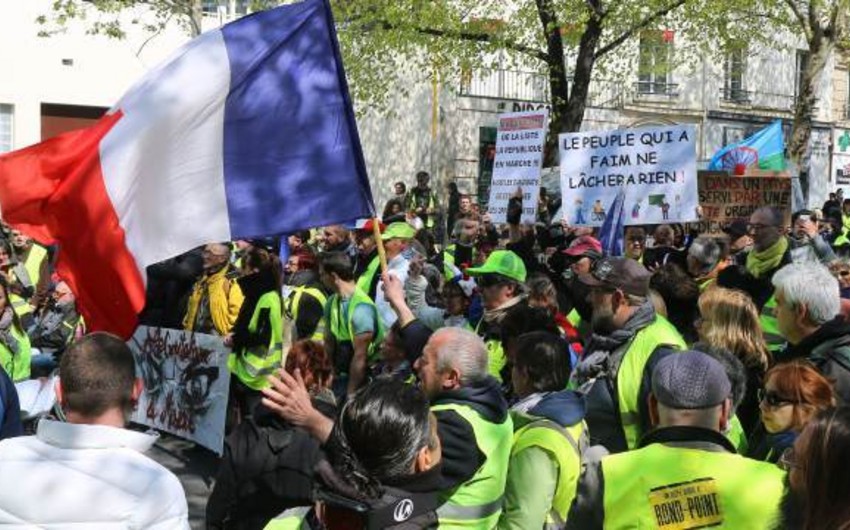 Fransada polis sarı jiletlilərə qarşı gözyaşardıcı qaz tətbiq edib