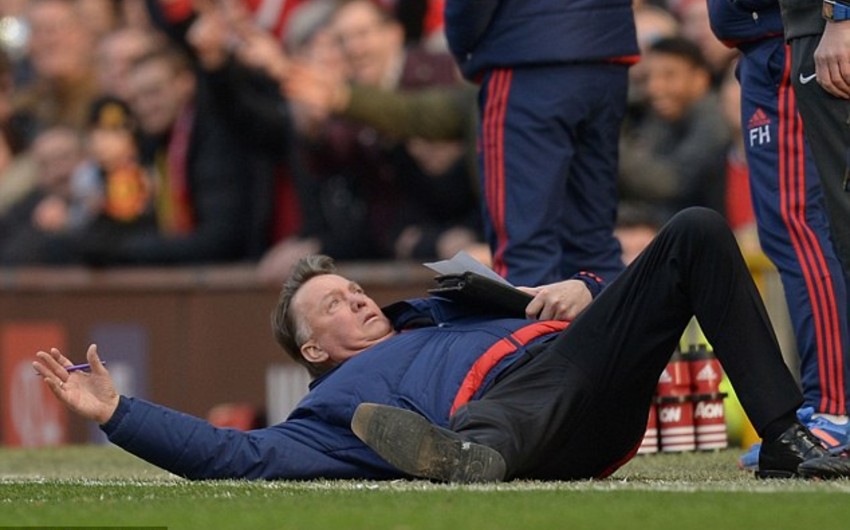 Manchester United boss Louis van Gaal apologises for diving  - VIDEO