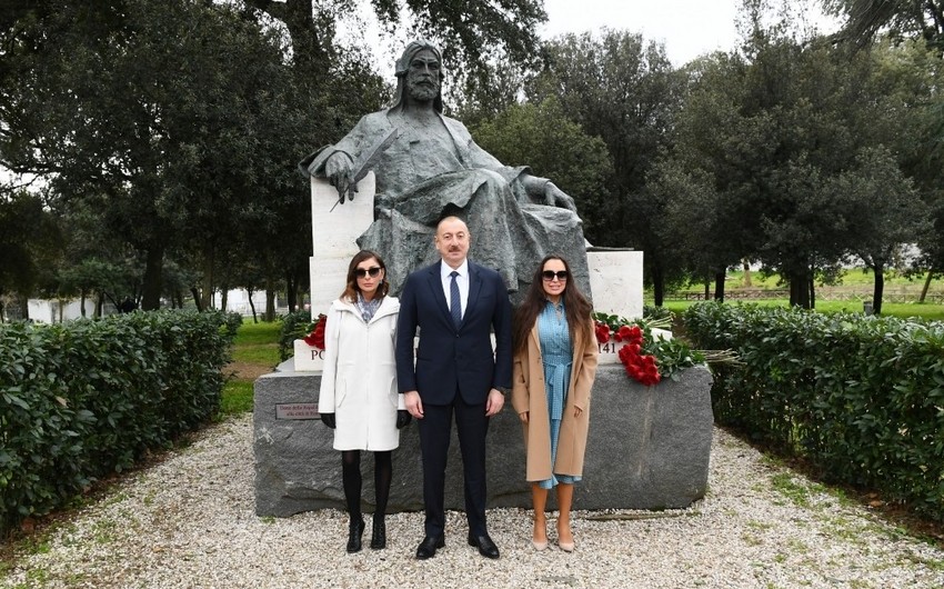 Ильхам Алиев посетил в Риме памятник Низами Гянджеви