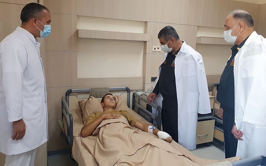 Министр обороны Азербайджана навестил в госпитале раненых в ходе антитеррористических мер военнослужащих