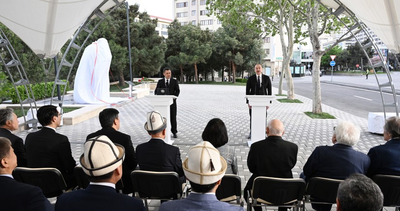 Ильхам Алиев и Садыр Жапаров приняли участие в церемонии открытия памятника Чингизу Айтматову в Баку