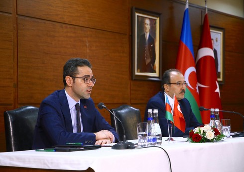 Ясин Экрем Серим встретился в Баку с турецкими инвесторами