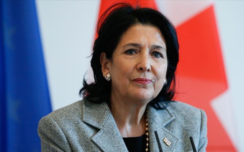 Gürcüstan prezidenti Belarusa səfərini yarıda dayandıraraq Tbilisiyə qayıdıb