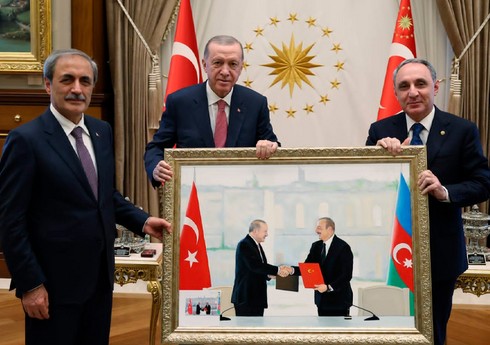 Кямран Алиев передал Реджепу Тайипу Эрдогану картину исторического рукопожатия лидеров Азербайджана и Турции