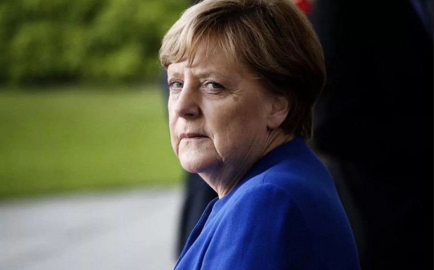 Angela Merkel ev karantinində işləməsindən danışdı