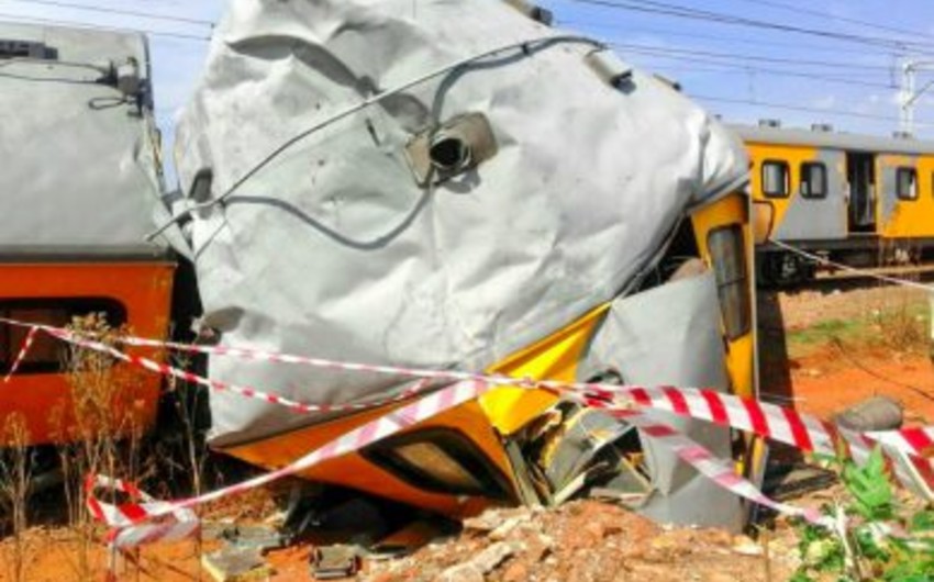 В результате столкновения поездов в ЮАР один человек погиб, более 240 ранены