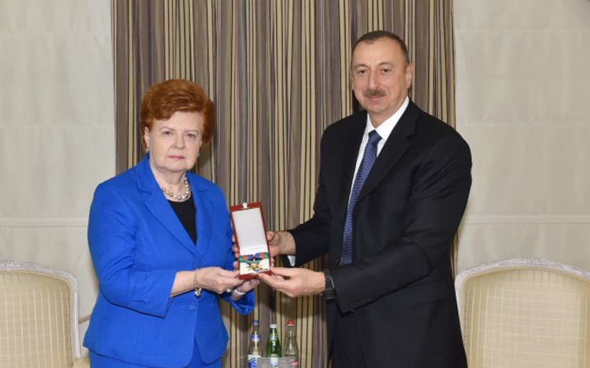 Президент Ильхам Алиев вручил экс-президенту Латвии высокую государственную награду Азербайджана