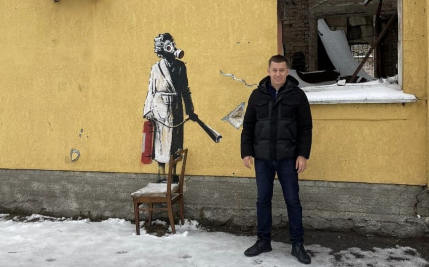В Украине с фасада здания срезали граффити Бэнкси