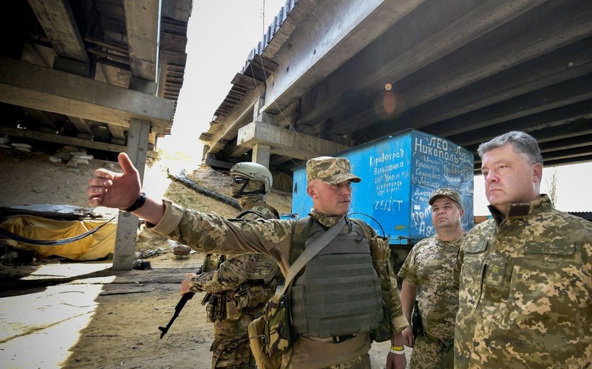 Петр Порошенко попал под обстрел сепаратистов во время инспекции опорных пунктов сил АТО в Донецке