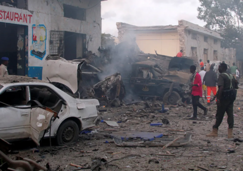 В Сомали террорист взорвал автомобиль перед зданием отеля