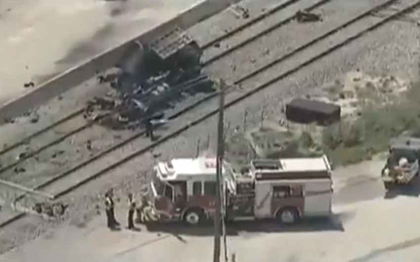 Два человека погибли в результате столкновения поезда и грузовика в США - ВИДЕО