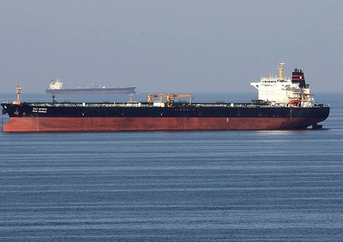 У берегов Ирана задержан танкер с более 700 тыс. литров контрабандной нефти
