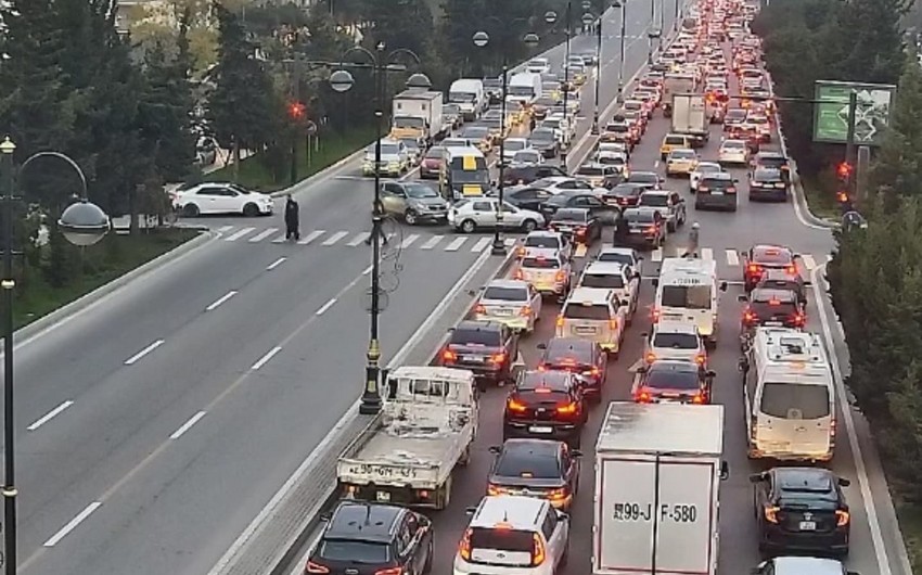 На ряде улиц и проспектов Баку затруднено движение транспорта