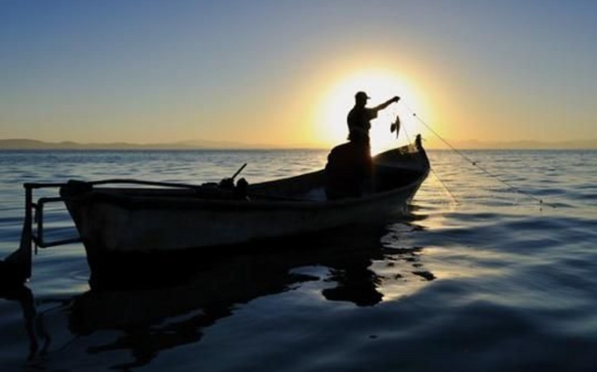 Азербайджан попросил у прикаспийских стран помощи в поисках пропавшего рыбака - ВИДЕО