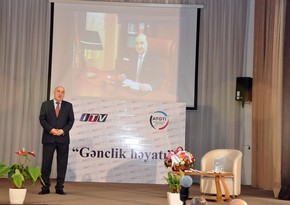 ​Yazıçı Çingiz Abdullayev ADU tələbələri ilə görüşüb