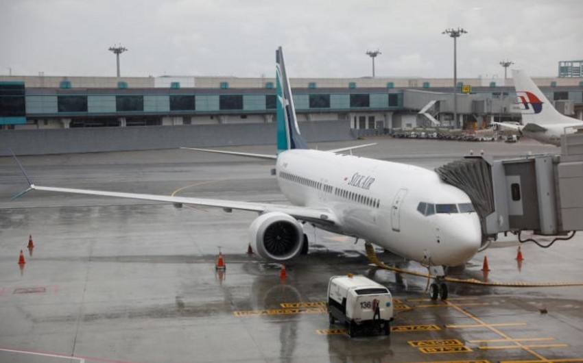 Сингапурский Boeing столкнулся с грузовиком при вылете из Индонезии