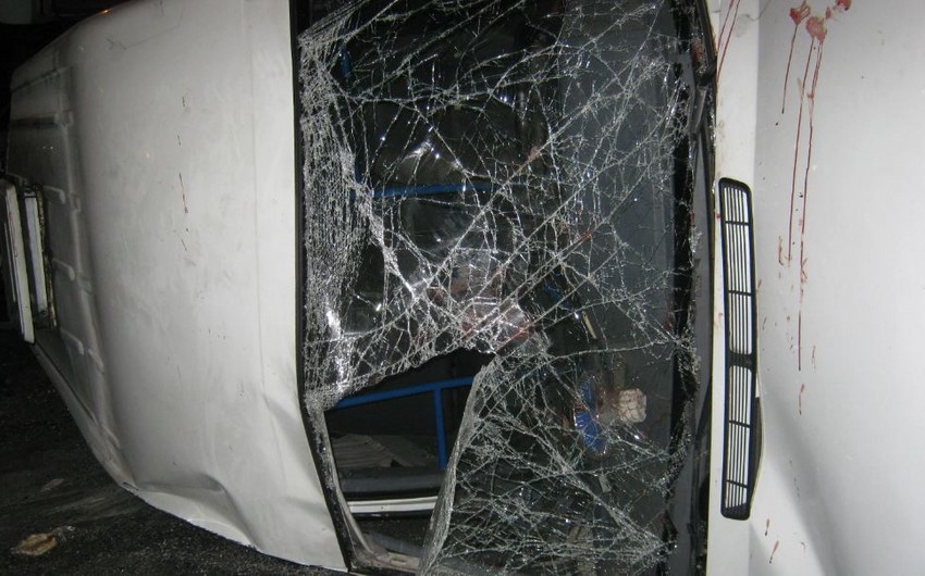 Goranboyda mikroavtobus aşıb, 24 nəfər xəsarət alıb