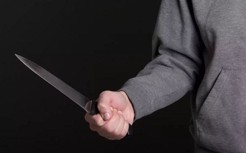 В Баку молодого человека ударили ножом в собственной квартире