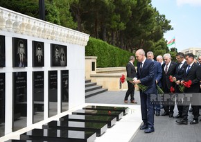 Председатель Великого национального собрания Турции посетил могилу Гейдара Алиева и Аллею шехидов