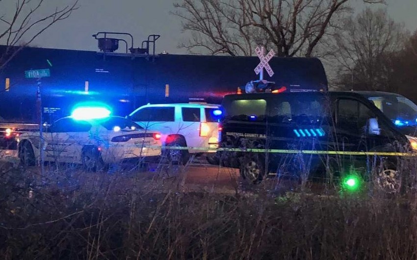 Два человека погибли при столкновении поезда и фургона в Миссисипи