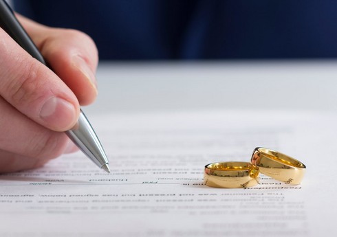 В Азербайджане предлагается ужесточить закон для желающих вступить в брак в 17 лет