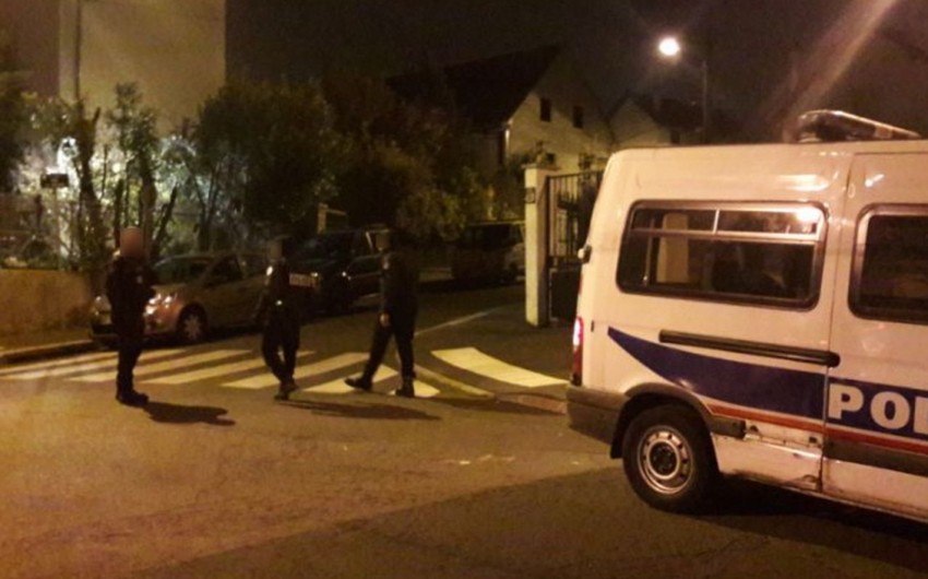 Paris yaxınlığında polis üç nəfəri öldürüb, bir neçə nəfəri yaralayıb