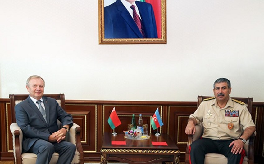 Министр обороны встретился с послом Беларуси в Азербайджане