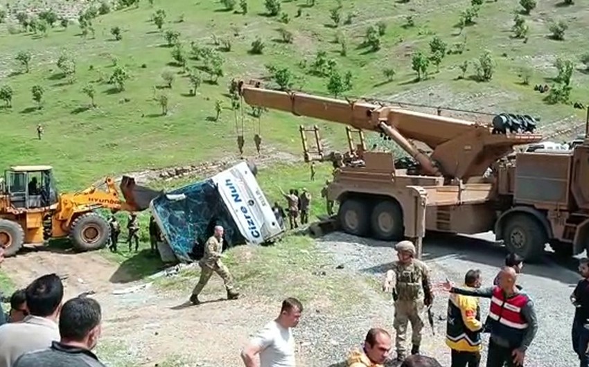 Bus carrying military overturns in Türkiye