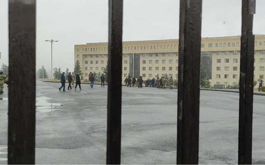 В Армении родители без вести пропавших солдат прорвались к зданию минобороны
