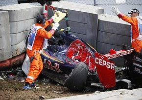 Carlos Sainz suffers heavy crash in Russian Grand Prix practice