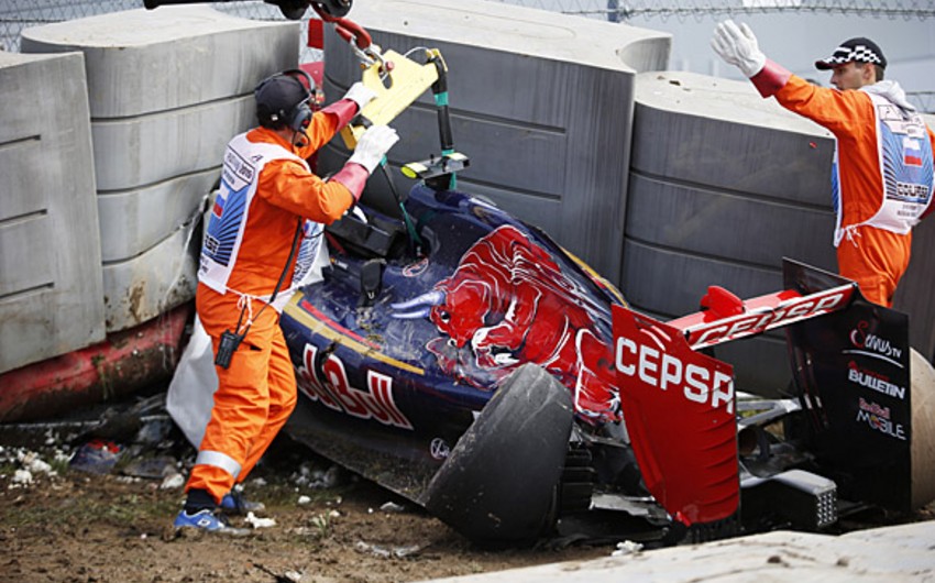 Третья практика на этапе Формулы-1 в Сочи прервана из-за аварии Сайнса