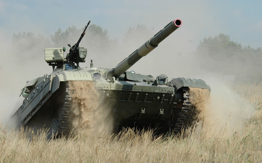Танковые экипажи российской военной базы в Армении готовятся к танковому биатлону