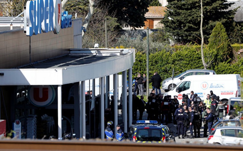 Скончался полицейский, обменявший себя на заложницу при теракте во Франции