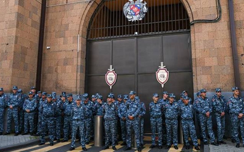 Yüzlərlə polis Ermənistan parlamentinin binasını mühasirəyə alıb