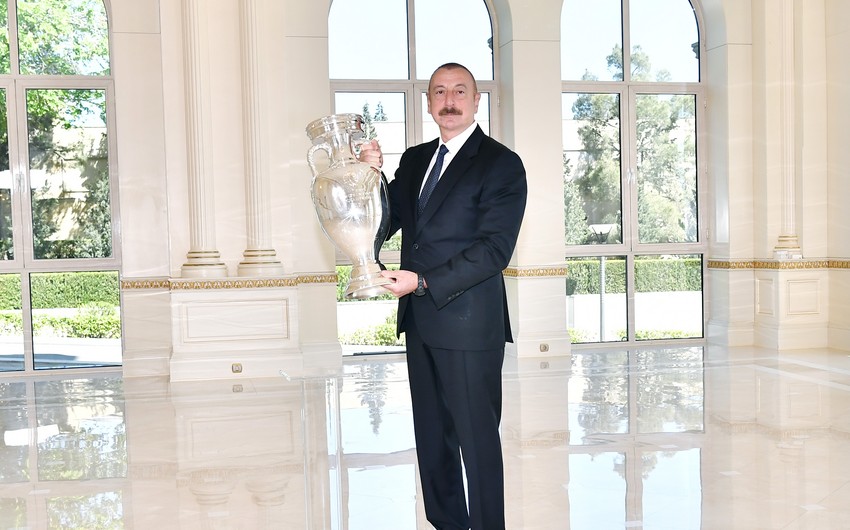 Президенту Ильхаму Алиеву передан кубок ЕВРО-2020