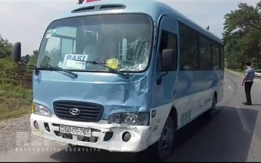 ​Xudat–Bakı marşrutu ilə hərəkət edən mikroavtobus qəzaya uğrayıb - FOTO