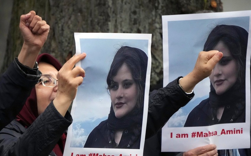 Gənc qadının hicaba görə öldürülməsi - İranda etirazlar güclənir 