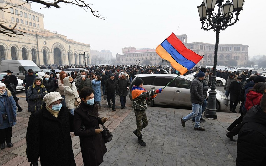 Armenians close streets demanding Pashinyan's resignation