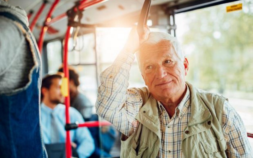 Британские ученые советуют не уступать место пожилым людям в транспорте